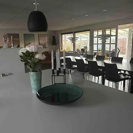 Semesterbostad Stort Laekkert Hus Taet Pa Strand